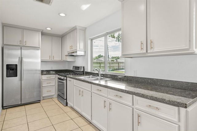 9206 W Sterling Drive, Pearland, TX 77584