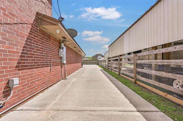 9206 W Sterling Drive, Pearland, TX 77584