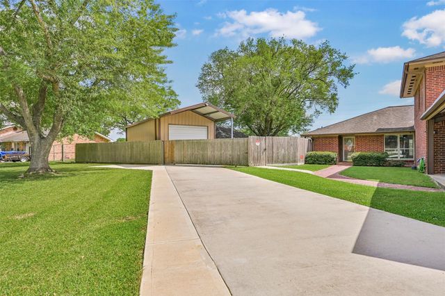 9206 W Sterling Drive, Pearland, TX 77584