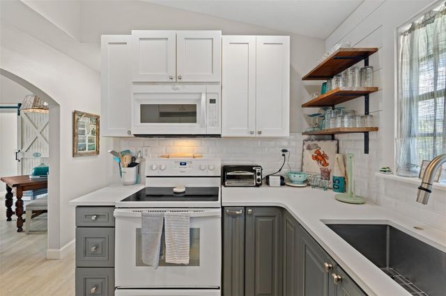 2517 AVENUE C, Bradenton Beach, FL 34217