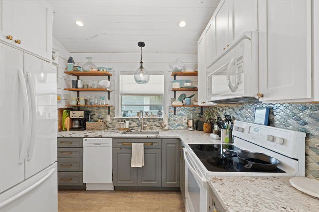2517 AVENUE C, Bradenton Beach, FL 34217
