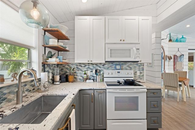 2517 AVENUE C, Bradenton Beach, FL 34217