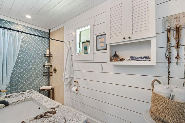 2517 AVENUE C, Bradenton Beach, FL 34217