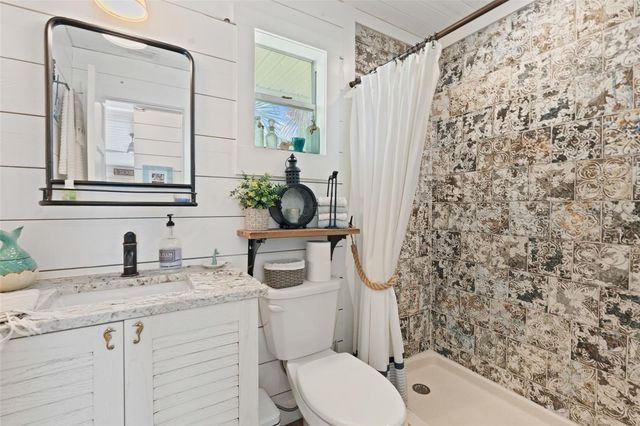 2517 AVENUE C, Bradenton Beach, FL 34217