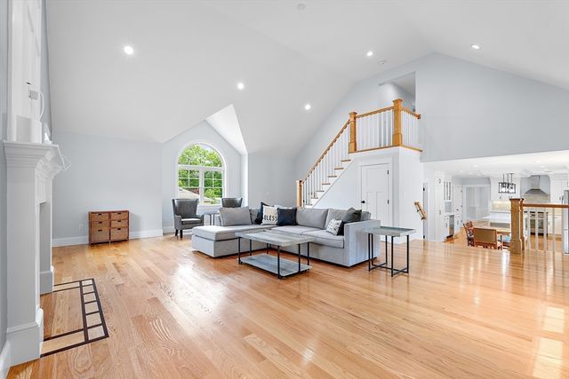 17 Grand St, Wilmington, MA 01887