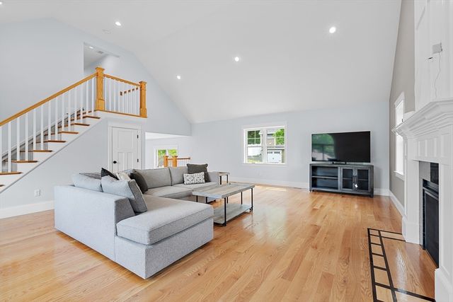 17 Grand St, Wilmington, MA 01887