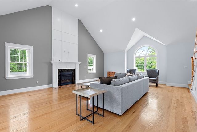 17 Grand St, Wilmington, MA 01887
