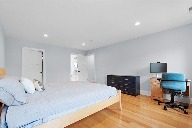 17 Grand St, Wilmington, MA 01887