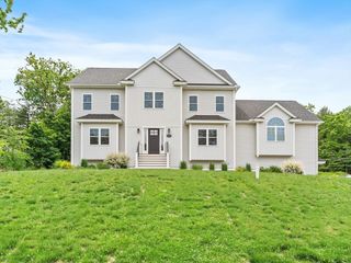 17 Grand St, Wilmington, MA 01887