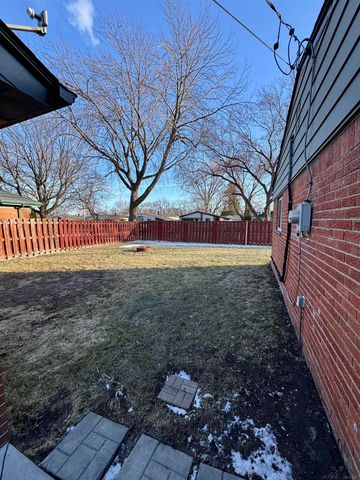 31800 Briar Lane, Saint Clair Shores, MI 48082