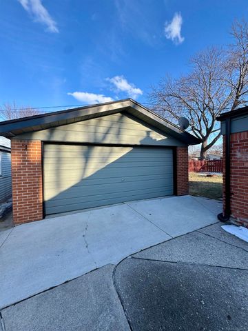 31800 Briar Lane, Saint Clair Shores, MI 48082