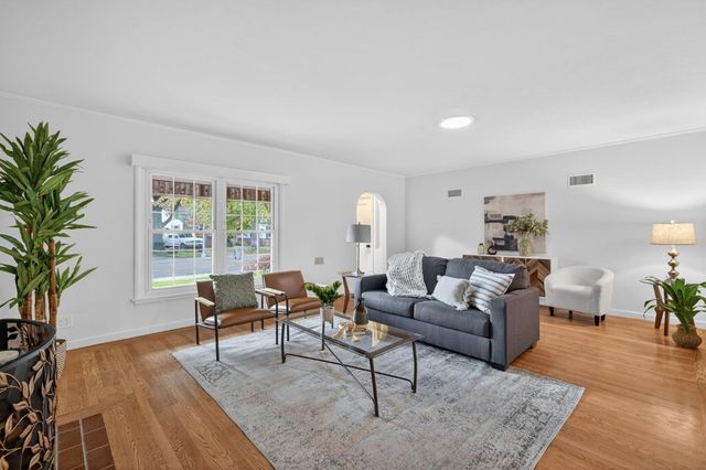 1319 Robertson Way, Sacramento, CA 95818