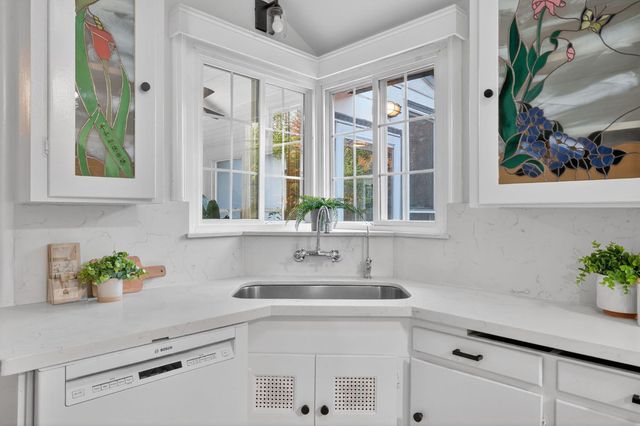 1319 Robertson Way, Sacramento, CA 95818