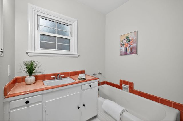 1319 Robertson Way, Sacramento, CA 95818