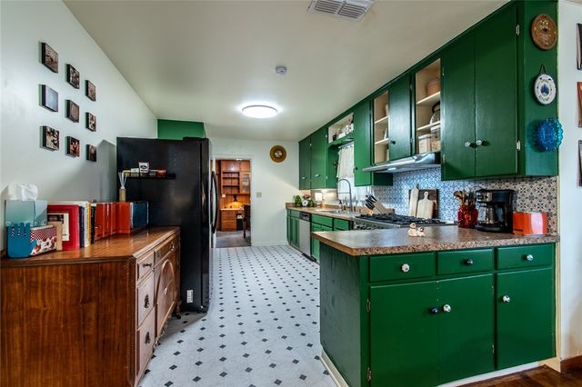 1711 N Washington St, Beeville, TX 78102