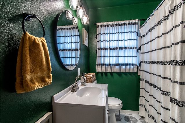 1711 N Washington St, Beeville, TX 78102