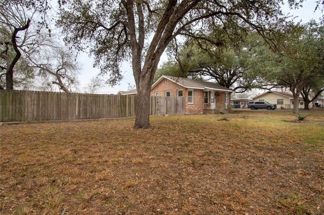1711 N Washington St, Beeville, TX 78102