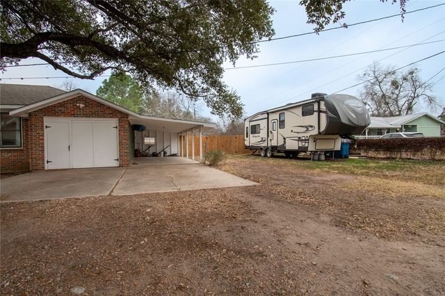 1711 N Washington St, Beeville, TX 78102
