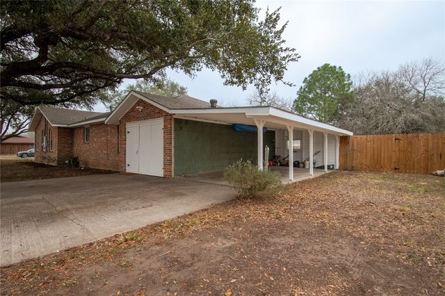 1711 N Washington St, Beeville, TX 78102