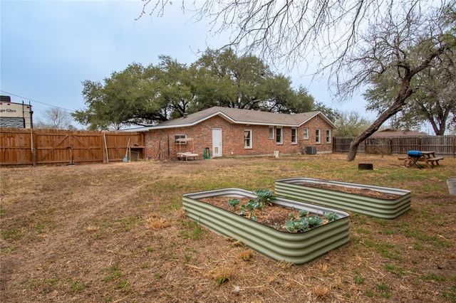 1711 N Washington St, Beeville, TX 78102