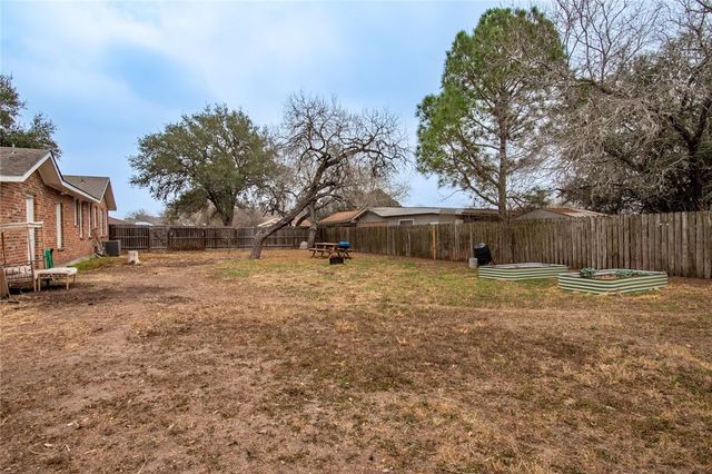 1711 N Washington St, Beeville, TX 78102