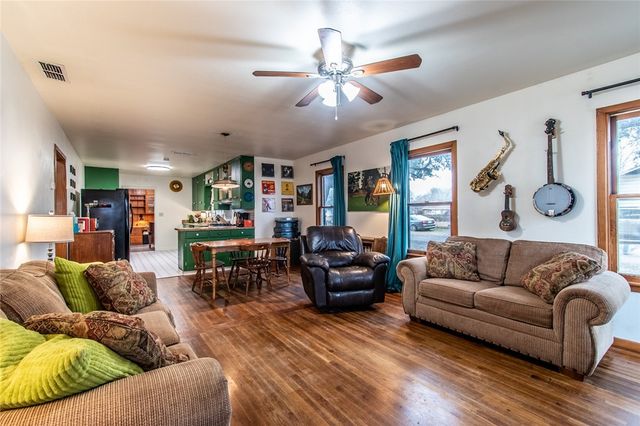 1711 N Washington St, Beeville, TX 78102