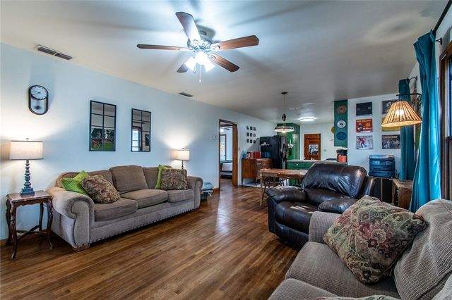 1711 N Washington St, Beeville, TX 78102