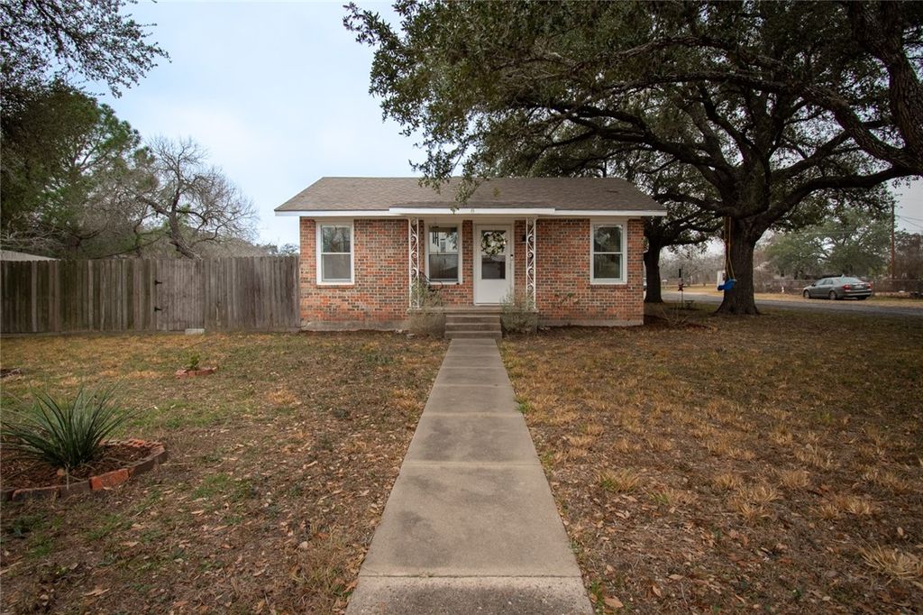 1711 N Washington St, Beeville, TX 78102