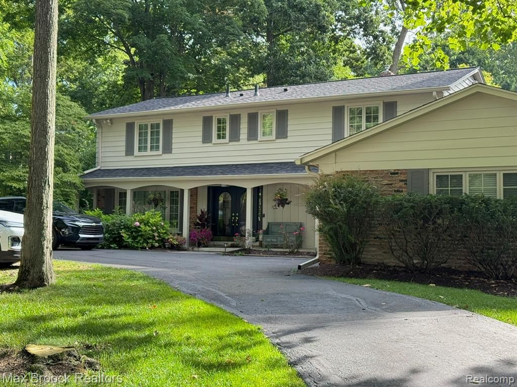 32744 White Oaks Trail, Beverly Hills, MI 48025