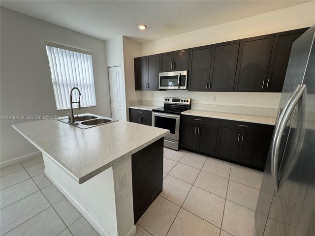 1110 SE 27th Ter 1110, Homestead, FL 33035