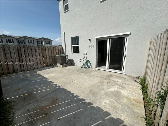 1110 SE 27th Ter 1110, Homestead, FL 33035