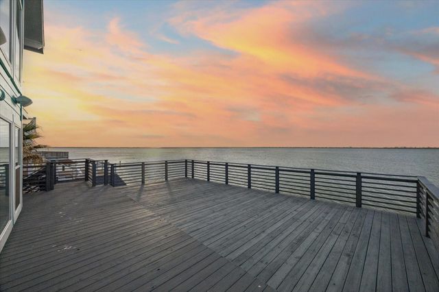 407 Isles End Road, Tiki Island, TX 77554