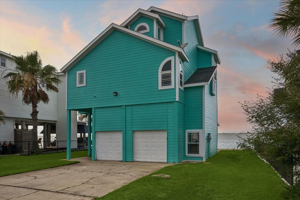 407 Isles End Road, Tiki Island, TX 77554