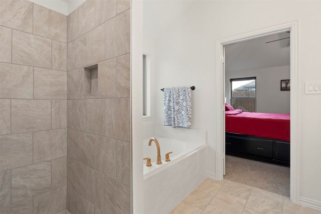 637 Mooney Drive, Saginaw, TX 76179