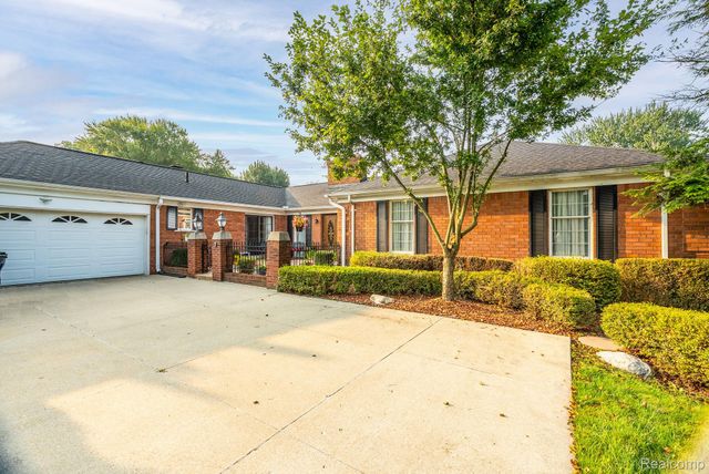 1853 W Bend Drive, Bloomfield Hills, MI 48302