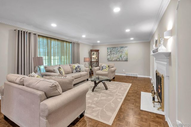 1853 W Bend Drive, Bloomfield Hills, MI 48302