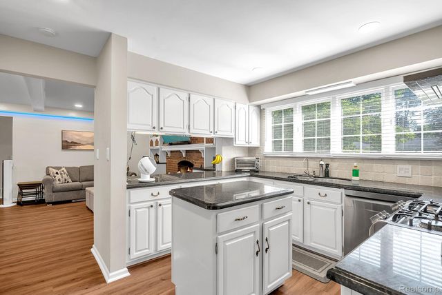 1853 W Bend Drive, Bloomfield Hills, MI 48302