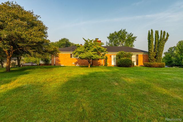 1853 W Bend Drive, Bloomfield Hills, MI 48302