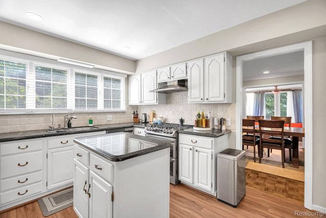 1853 W Bend Drive, Bloomfield Hills, MI 48302