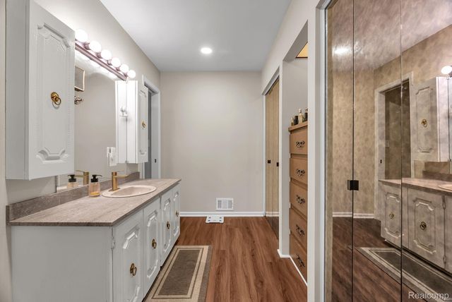 1853 W Bend Drive, Bloomfield Hills, MI 48302