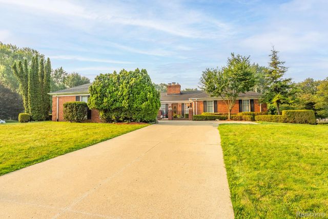 1853 W Bend Drive, Bloomfield Hills, MI 48302