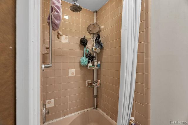 1853 W Bend Drive, Bloomfield Hills, MI 48302