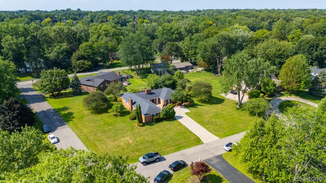 1853 W Bend Drive, Bloomfield Hills, MI 48302