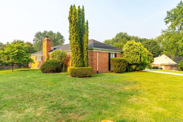 1853 W Bend Drive, Bloomfield Hills, MI 48302