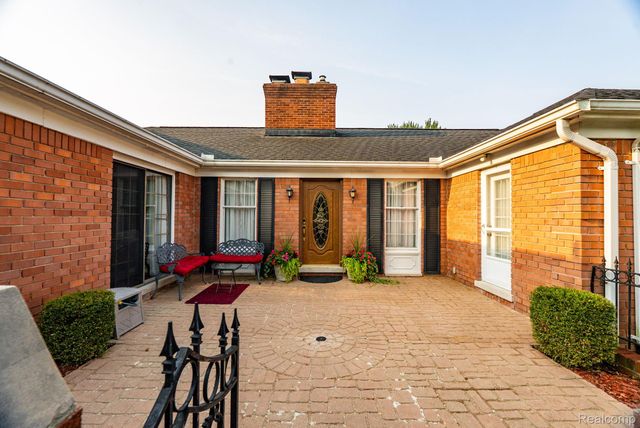 1853 W Bend Drive, Bloomfield Hills, MI 48302