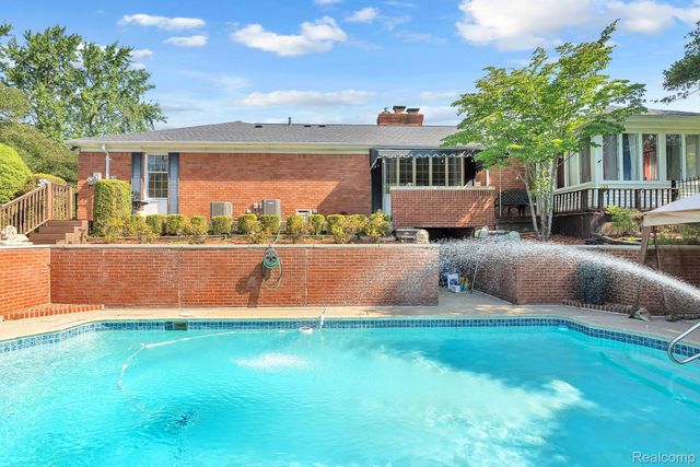 1853 W Bend Drive, Bloomfield Hills, MI 48302