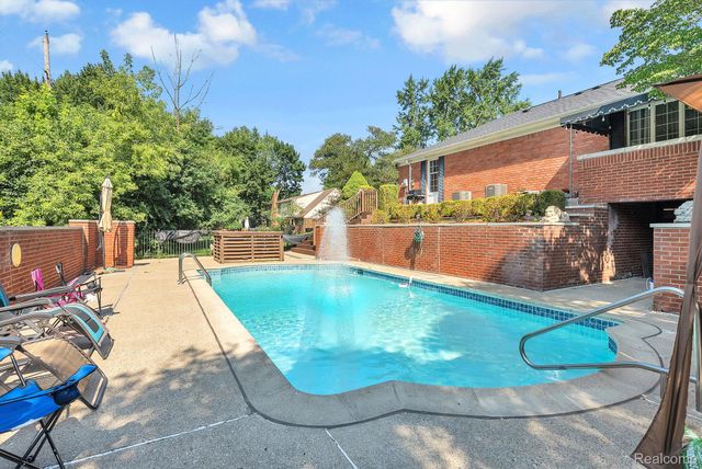 1853 W Bend Drive, Bloomfield Hills, MI 48302