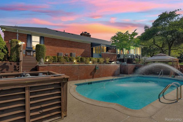 1853 W Bend Drive, Bloomfield Hills, MI 48302