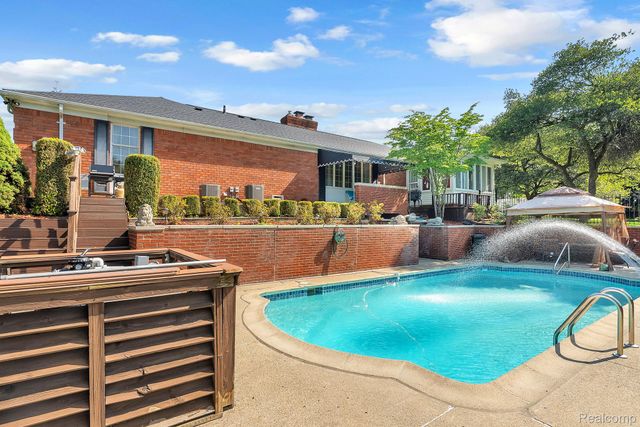 1853 W Bend Drive, Bloomfield Hills, MI 48302