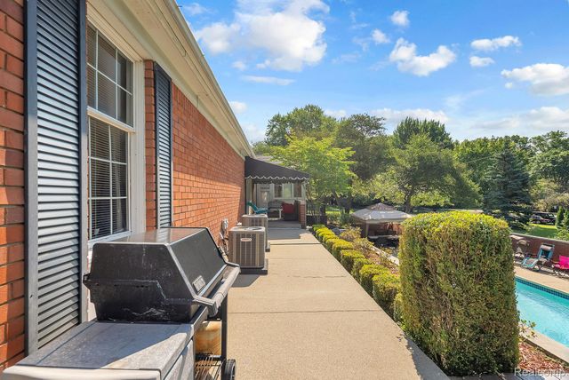 1853 W Bend Drive, Bloomfield Hills, MI 48302